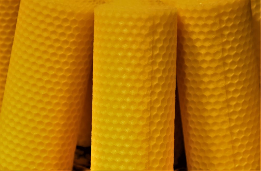 Handgemachte Kerzen aus Bienenwachs mit Wabenmuster