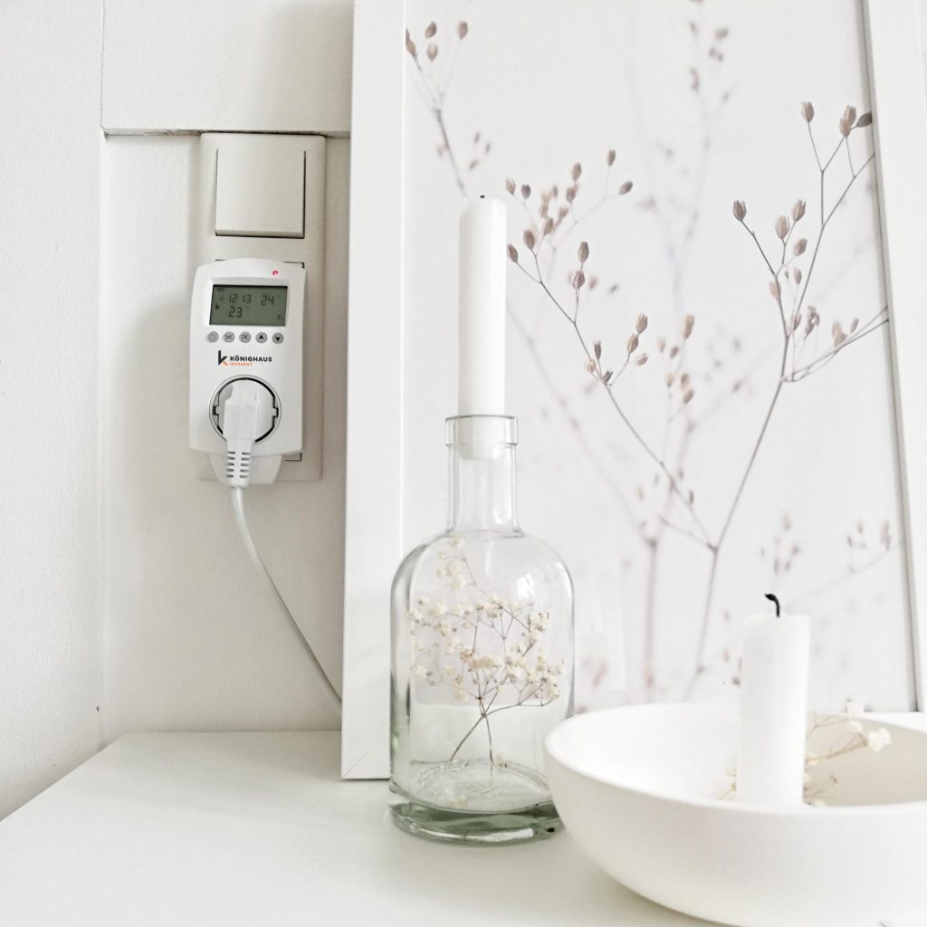 Das Könighaus Smart Thermostat versteckt hinter Dekoration