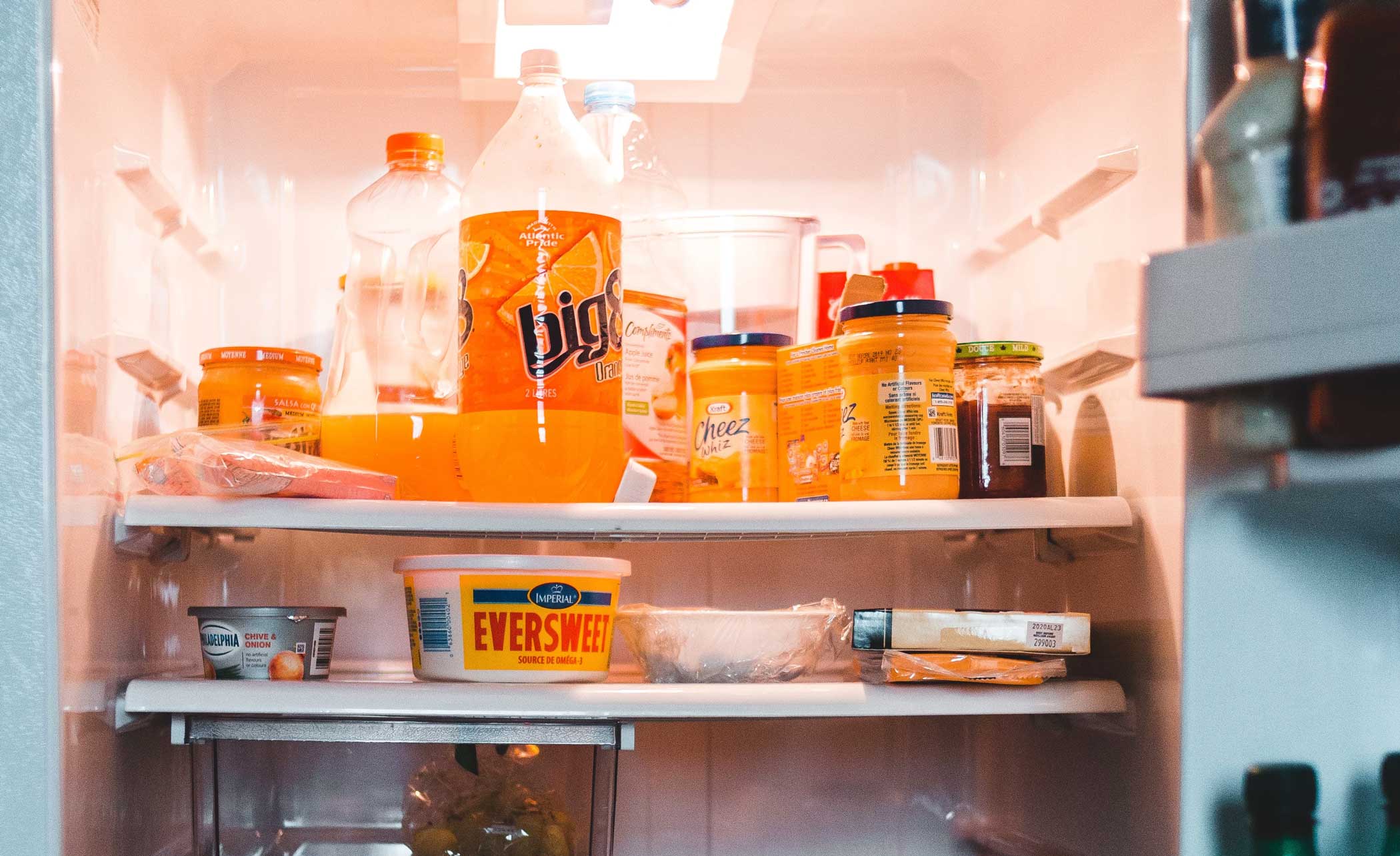 Kühlschrank gefüllt mit Lebensmitteln