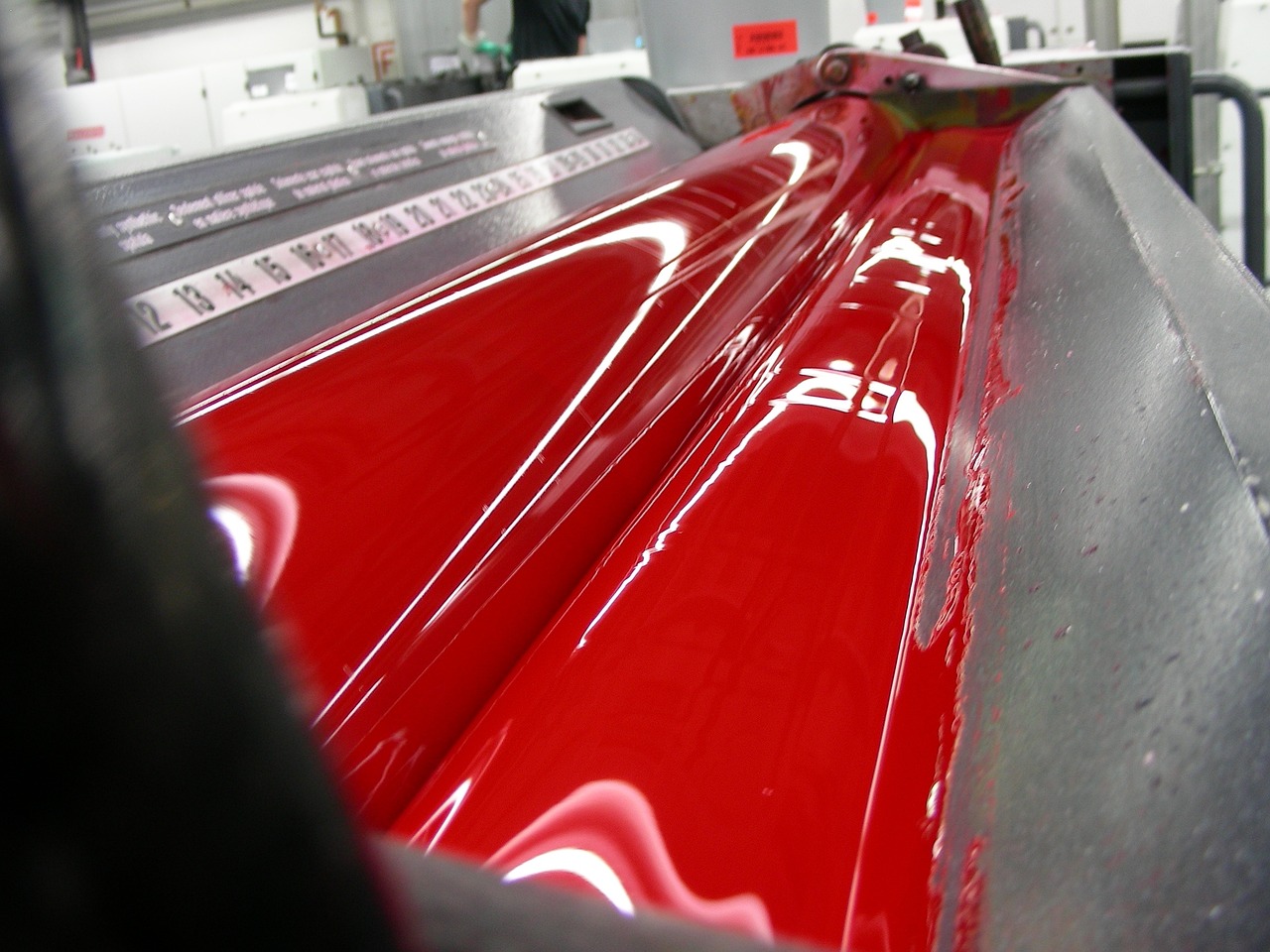 Farbwalze in der Druckerei mit roter Greenguard zertifizierter Farbe.